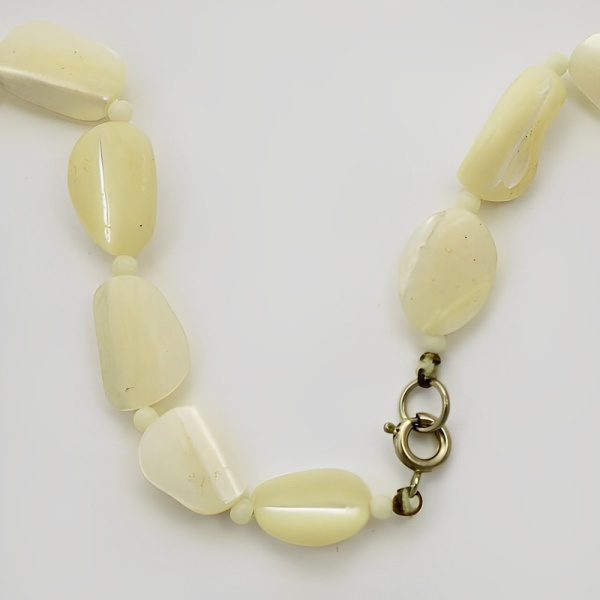 Mother of Pearl Bead Necklace circa 1940s