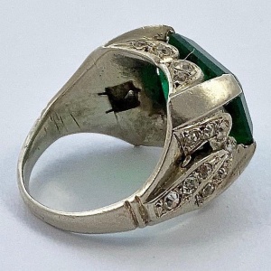 Art Deco Silver Ring with Emerald Green Paste Stone circa 1930s