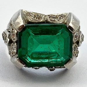 Art Deco Silver Ring with Emerald Green Paste Stone circa 1930s