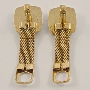 Gold Plated Mesh Wrap Diamond Cut Intaglio Cufflinks circa 1970s