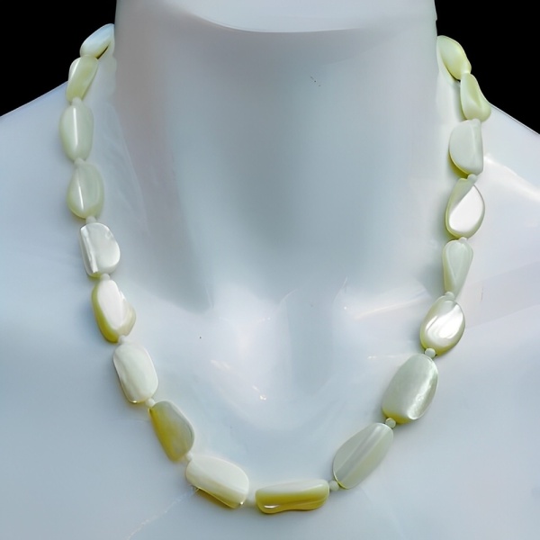 Mother of Pearl Bead Necklace circa 1940s