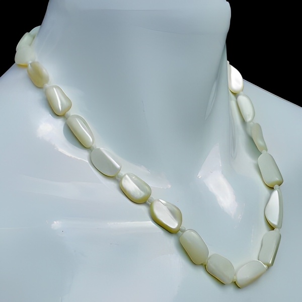 Mother of Pearl Bead Necklace circa 1940s
