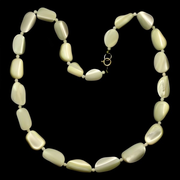 Mother of Pearl Bead Necklace circa 1940s